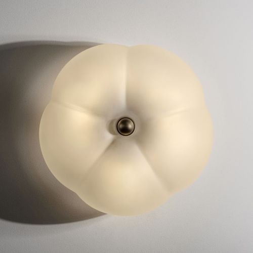 Hana MD – Applique murale / Plafonnier – Schwung – Verre opalin dépoli et laiton – 3 LED E14 – Ø 34 cm