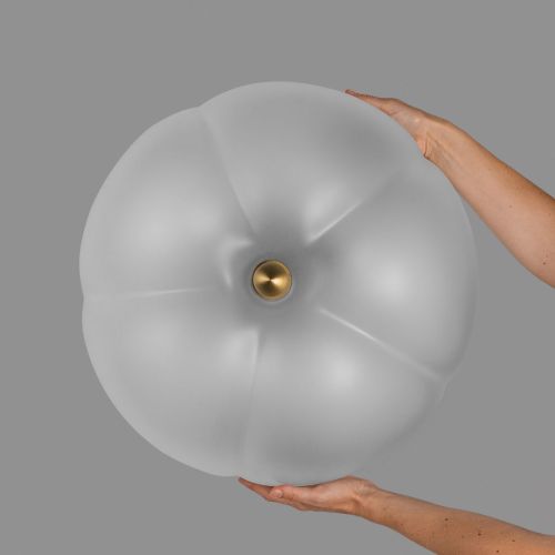 Hana LG – Wall / Ceiling Light – Schwung – Sandblasted Borosilicate Glass & Brass – E14 LED – Ø 49 cm