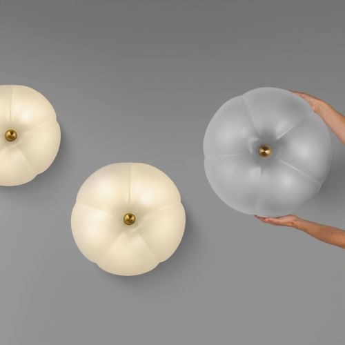Hana LG – Wand- / Deckenleuchte – Schwung – Sandgestrahltes Borosilikatglas und Messing – E14 LED – Ø 49 cm
