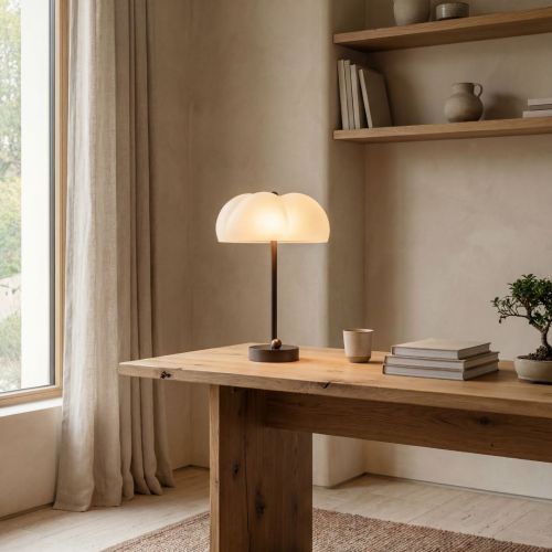 Hana MD – Tischleuchte – Schwung – Sandgestrahltes Borosilikatglas und Messing – E14 LED – H 48,5 cm