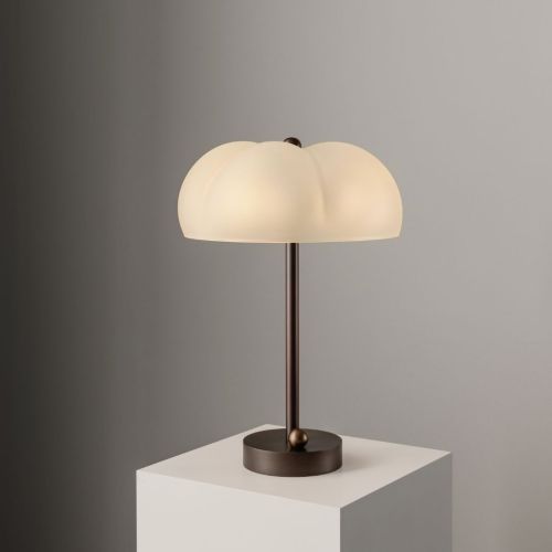 Hana MD – Table Lamp – Schwung – Sandblasted Borosilicate Glass & Brass – E14 LED – H 48.5 cm